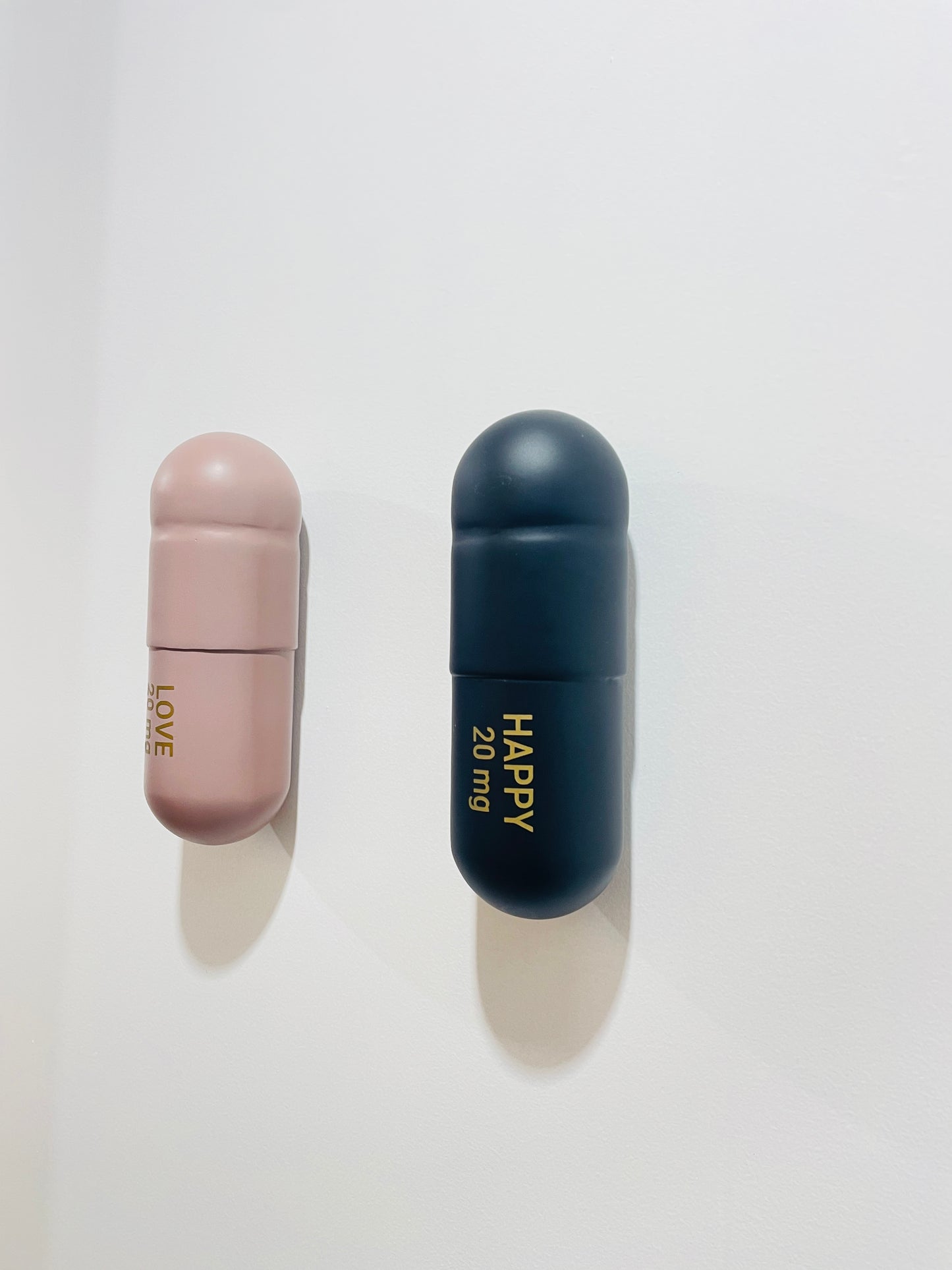 20 MG Love Happy matte pill Combo (powder pink, black) - figurative sculpture