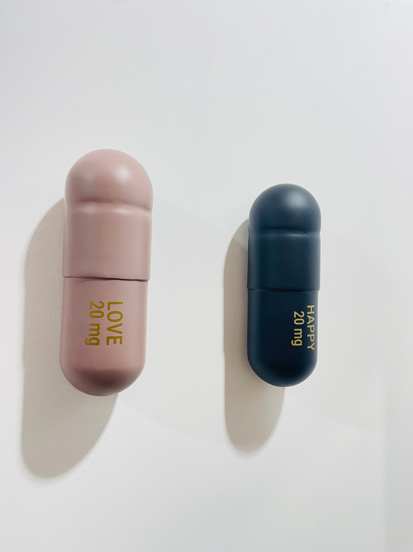 20 MG Love Happy matte pill Combo (powder pink, black) - figurative sculpture