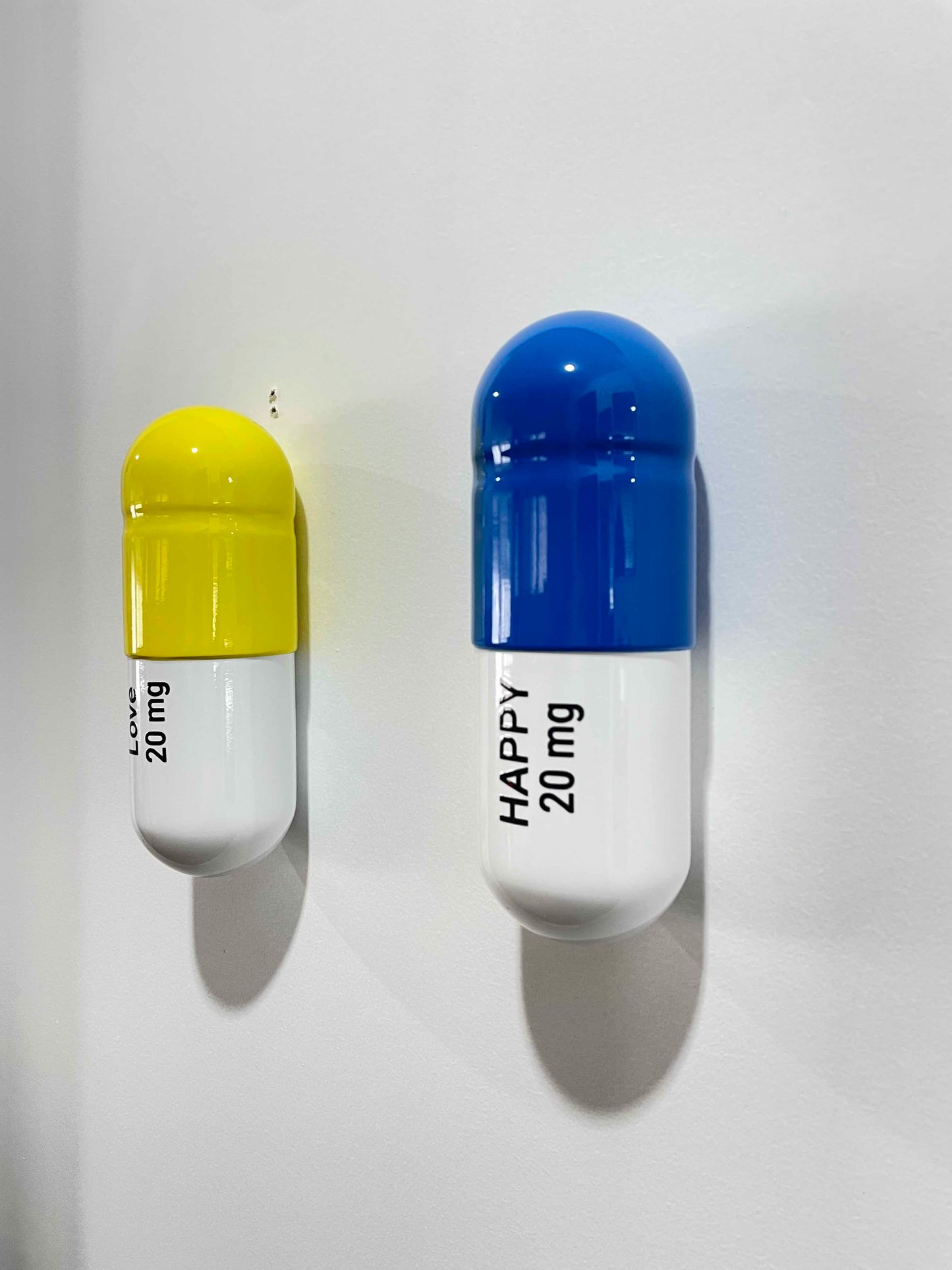 20 MG Love Happy pill Combo (yellow, blue, white) - figurative sculpture