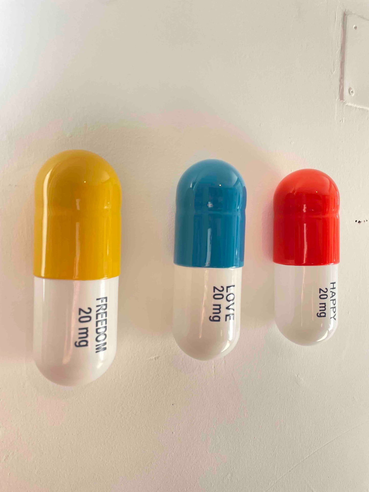 20 MG Happy pill Combo (Turquoise, yellow and orange) - figurative sculpture