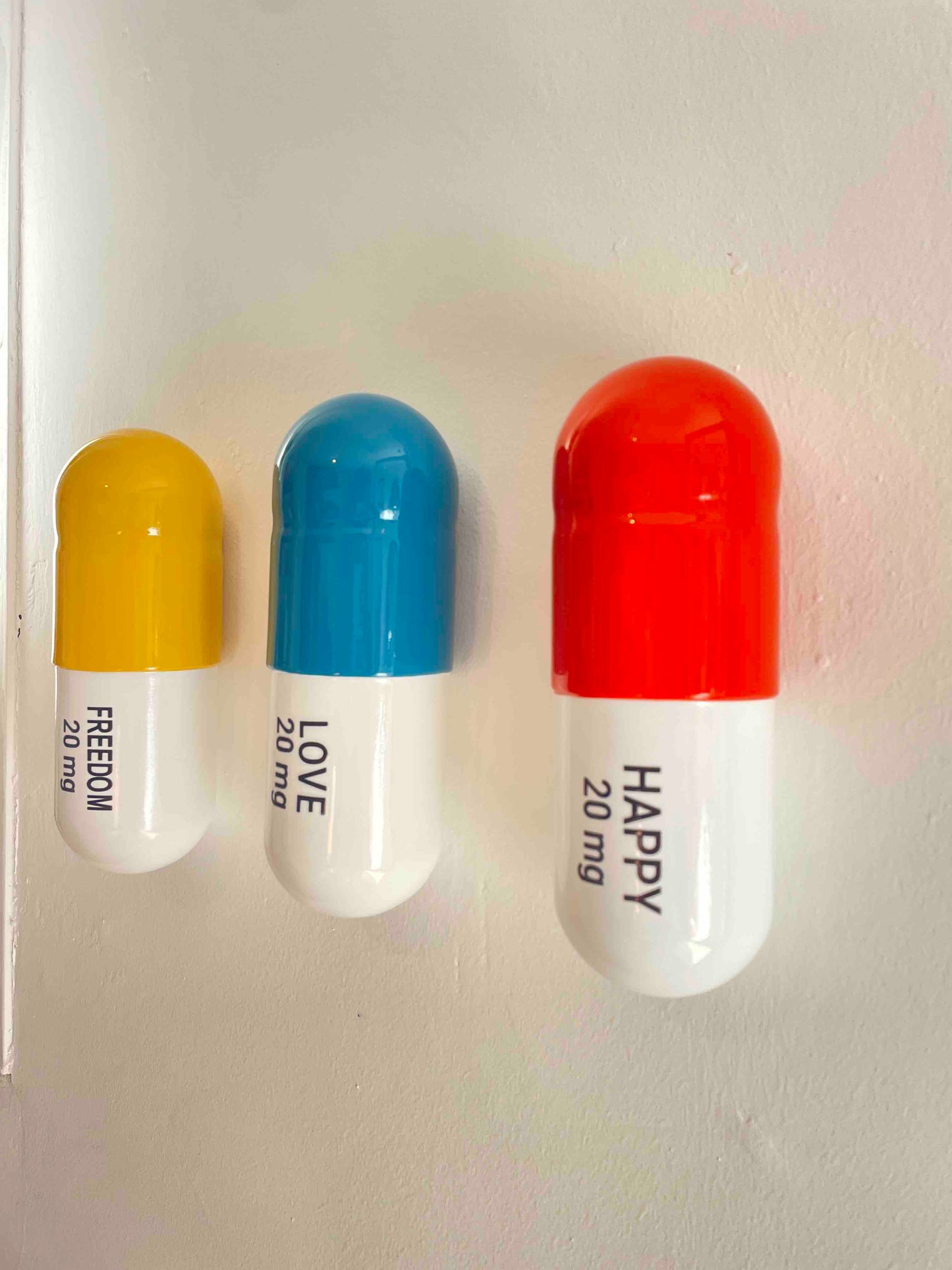 20 MG Happy pill Combo (Turquoise, yellow and orange) - figurative sculpture