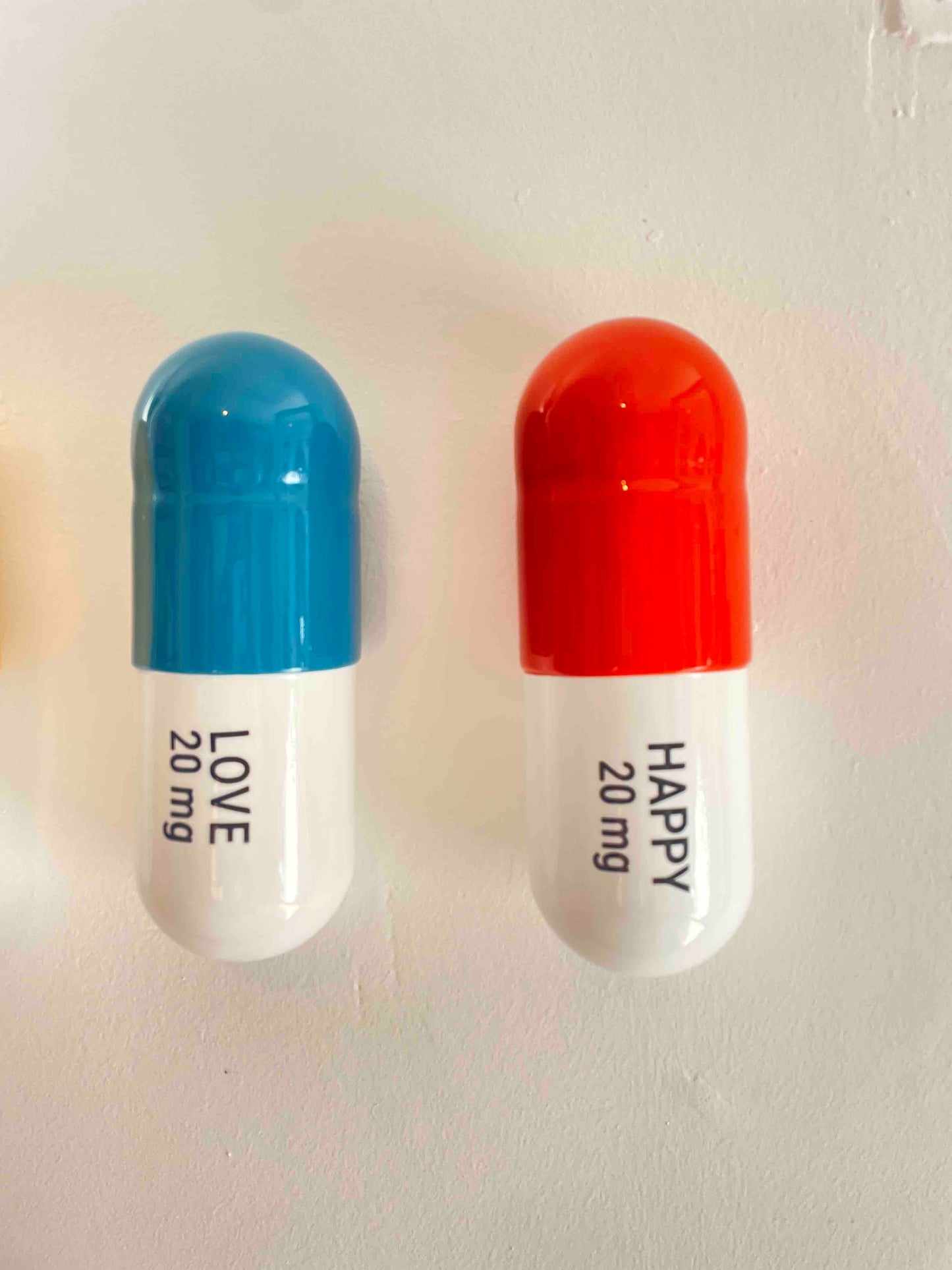 20 MG Happy pill Combo (Turquoise, yellow and orange) - figurative sculpture