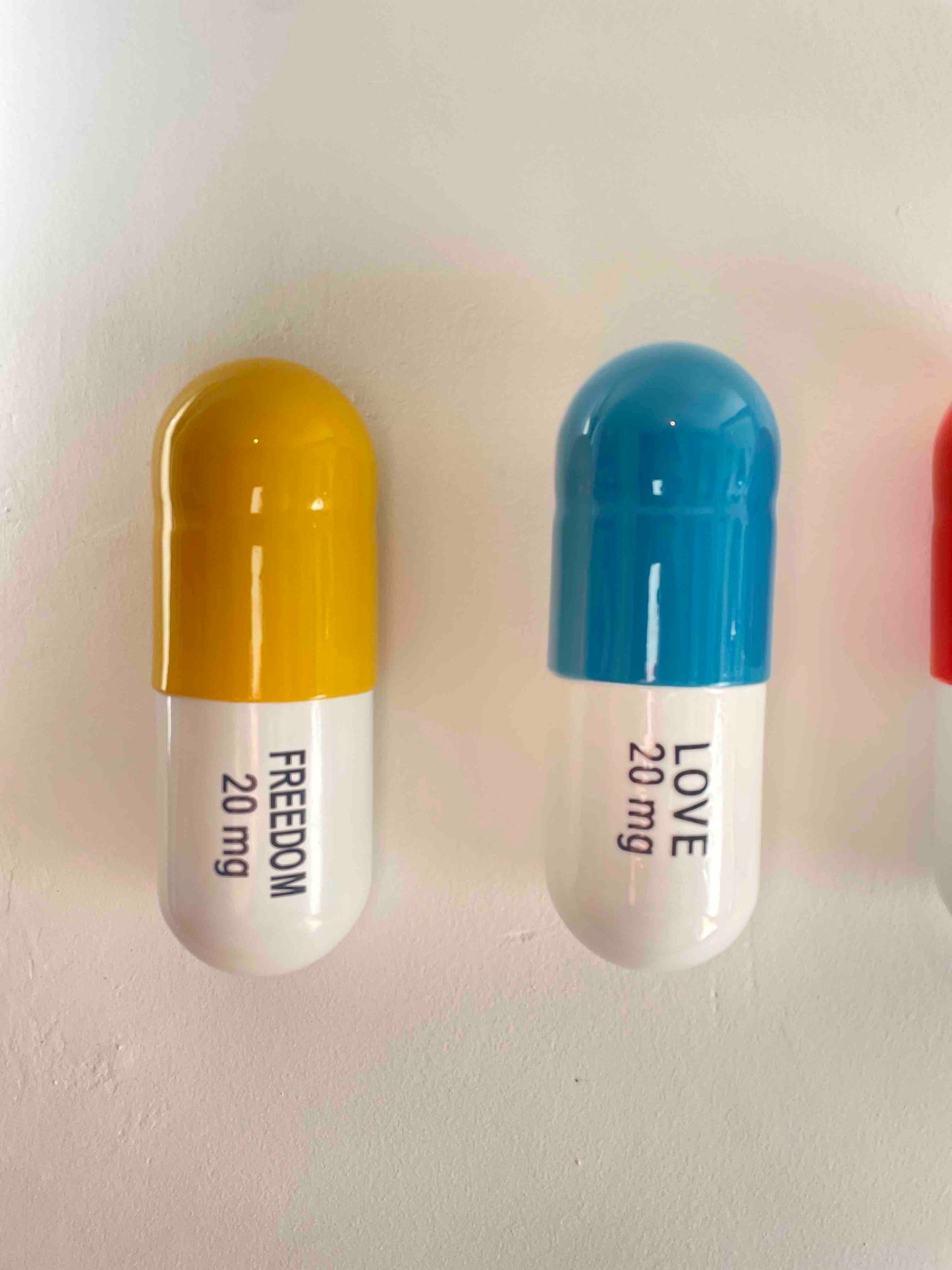 20 MG Happy pill Combo (Turquoise, yellow and orange) - figurative sculpture