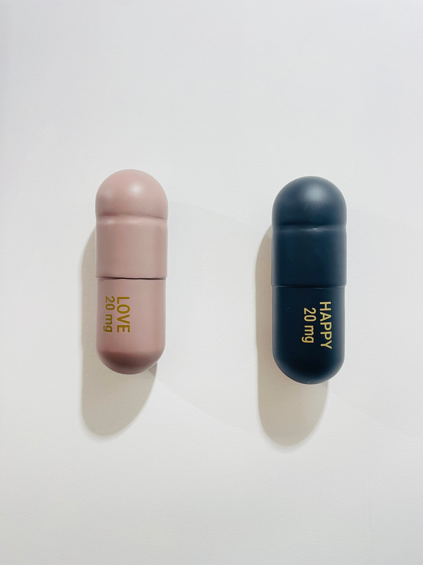 20 MG Love Happy matte pill Combo (powder pink, black) - figurative sculpture