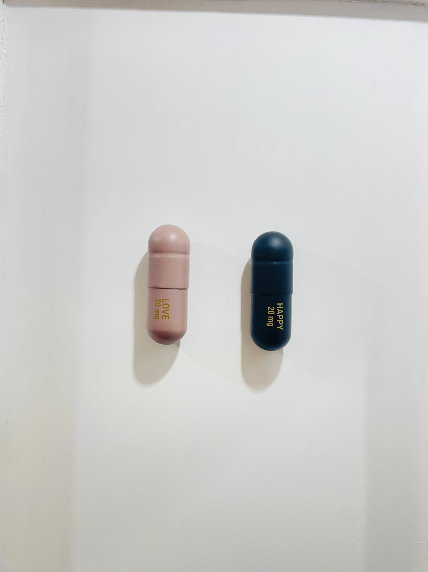 20 MG Love Happy matte pill Combo (powder pink, black) - figurative sculpture